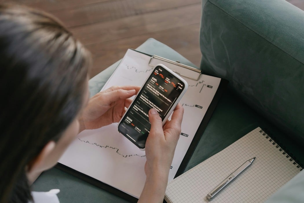 Trading Using a Smartphone: Is It Really a Good Idea?