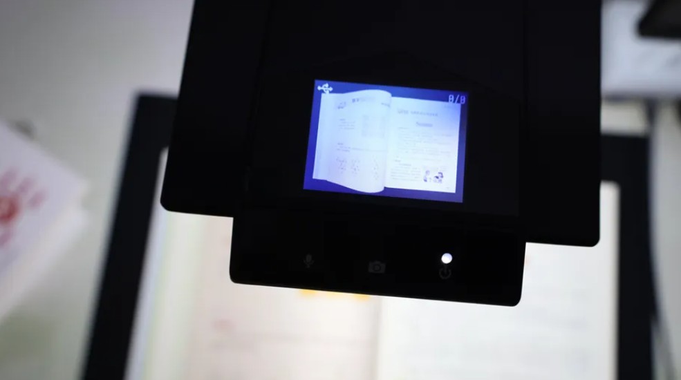 CZUR ET Max built-in 2.4-inch LCD screen