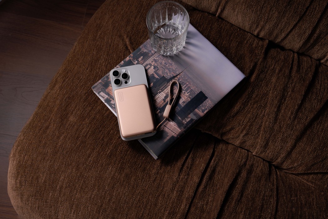 INIU SnapGo Air snapped to the back of a phone showing the magnetic ring