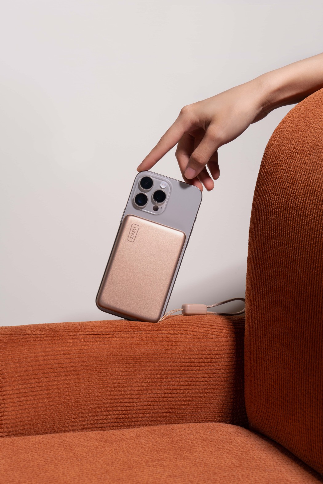Side profile of the INIU SnapGo Air showing its half-inch thickness