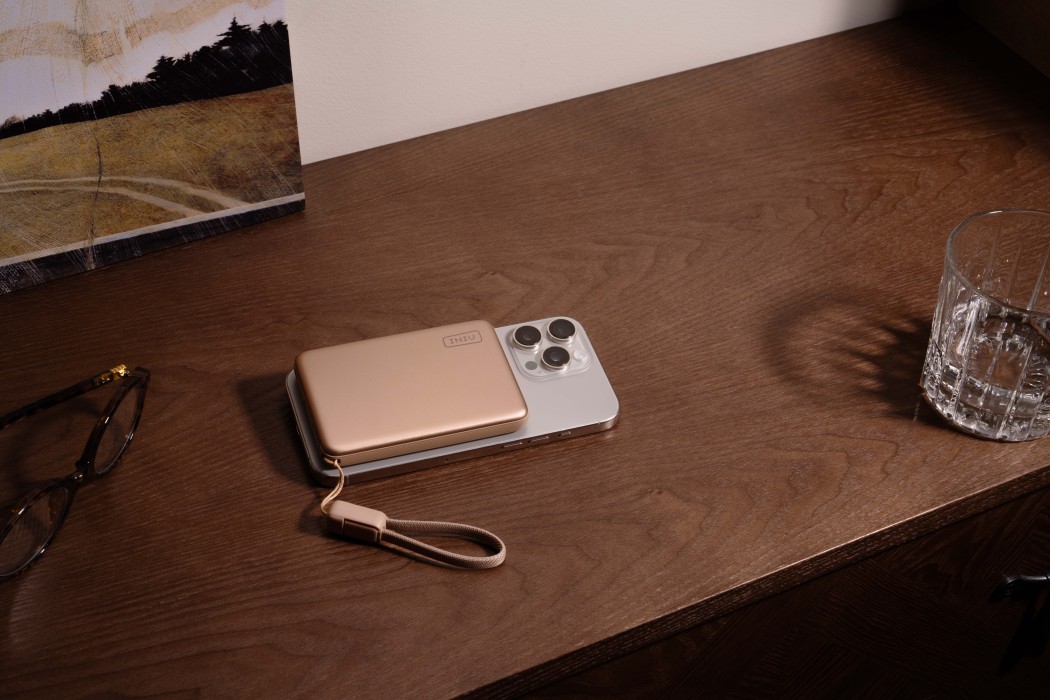 INIU SnapGo Air charging an iPhone wirelessly with its magnet attached
